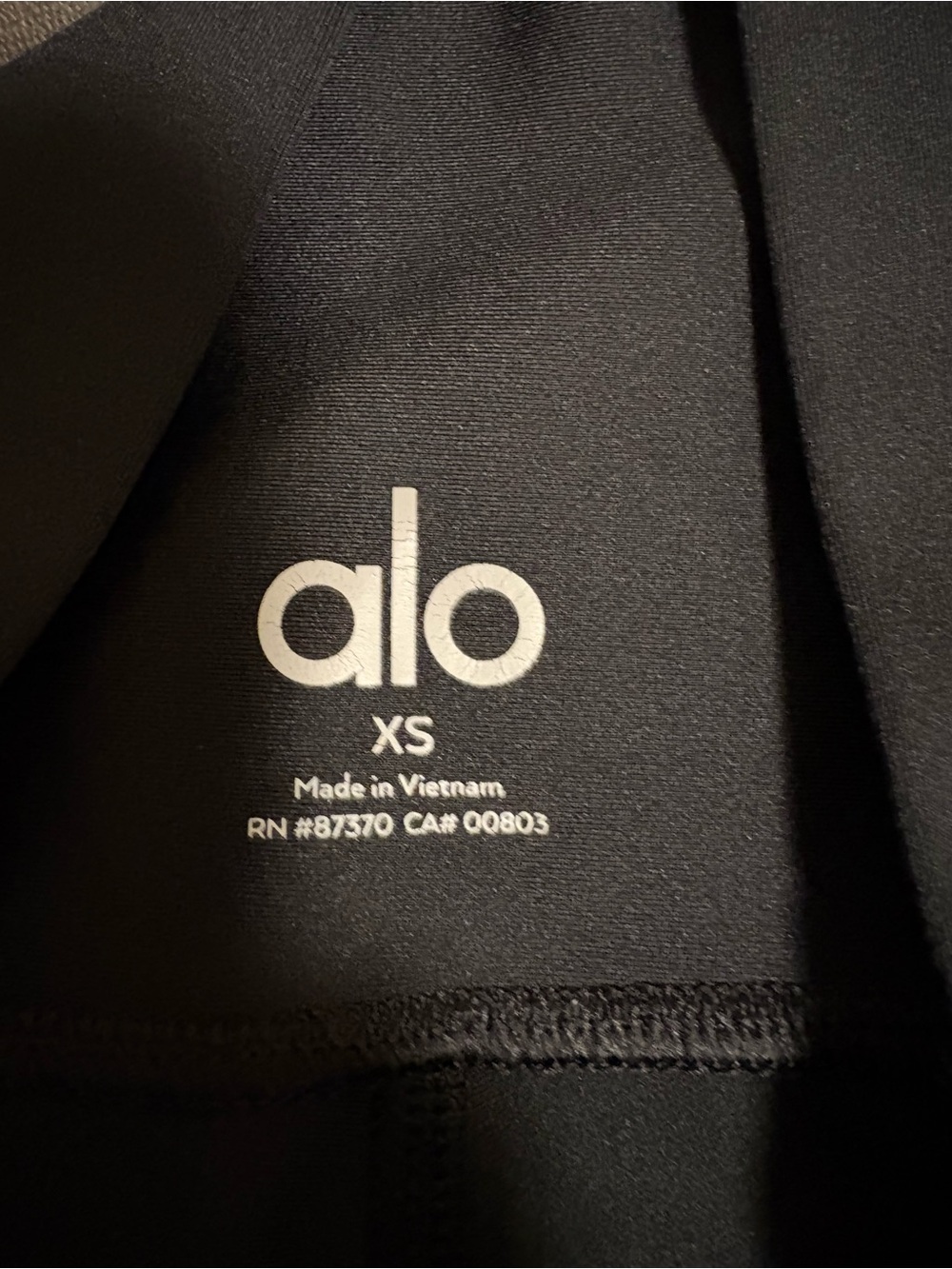 ALO | Yoga Black Airlift 7/8 leggings. XS. Shiny Fabric - Picture 3 of 4